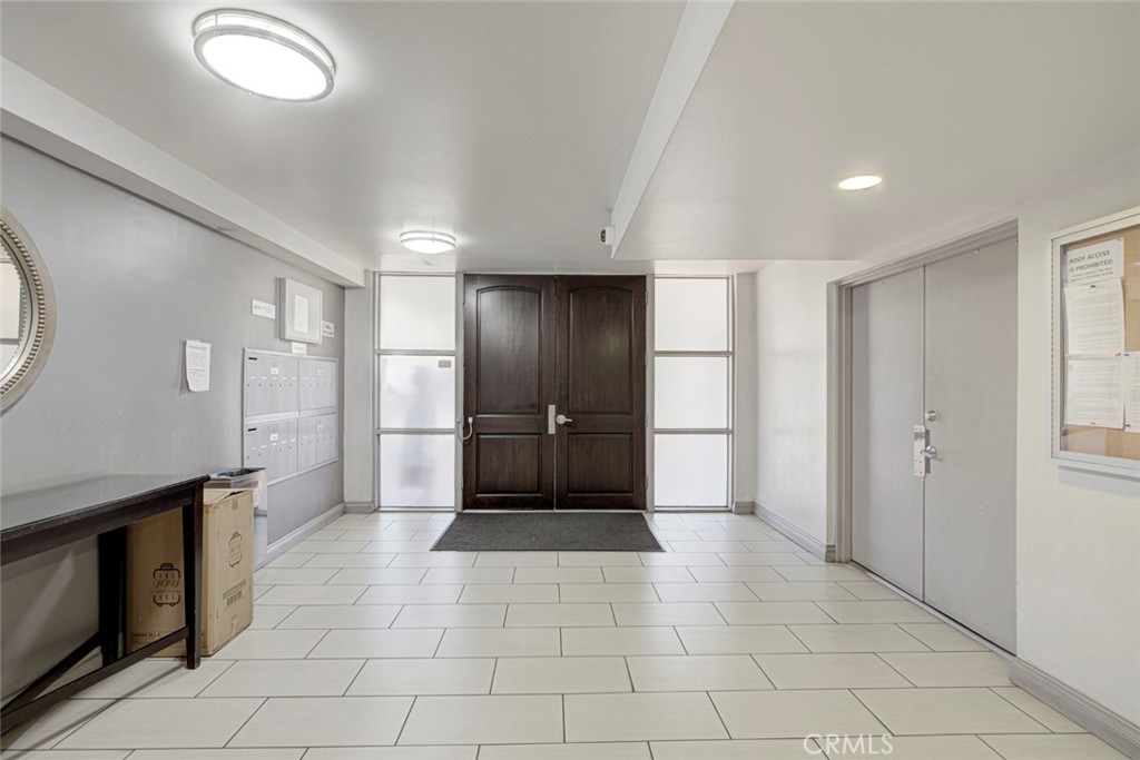 1037 N Vista Property Photo 2