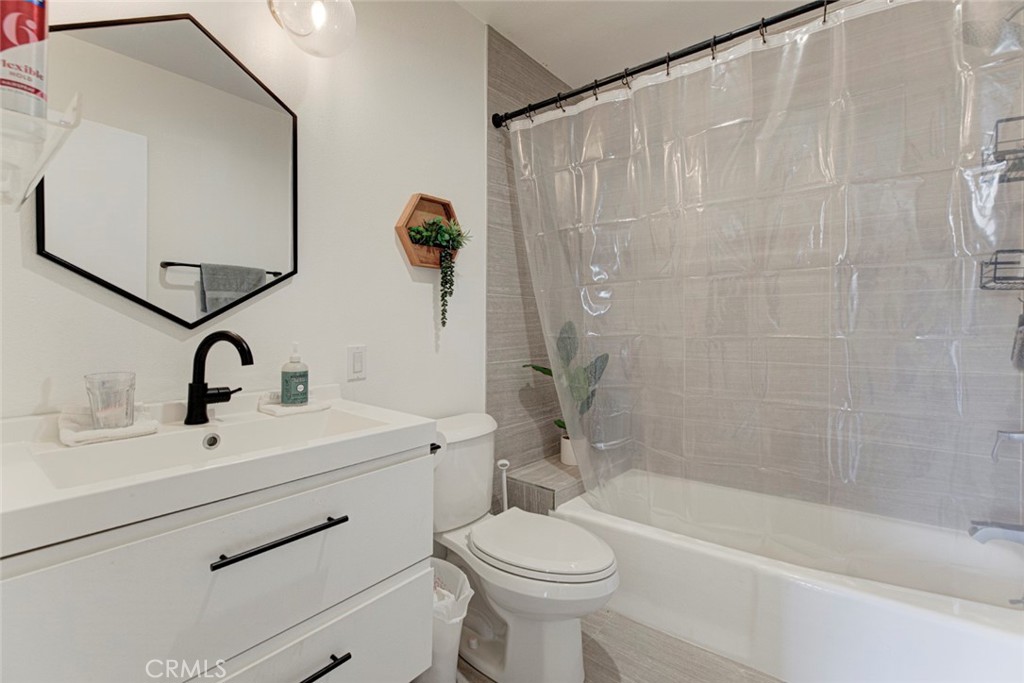 1037 N Vista Property Photo 29