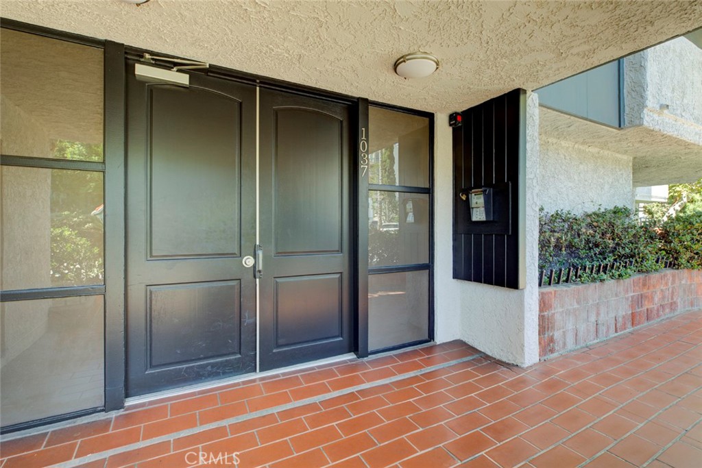 1037 N Vista Property Photo 41