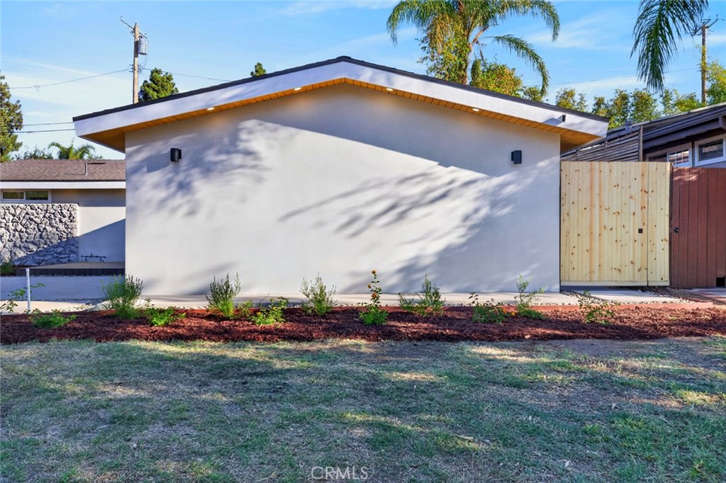 16445 Kingsbury Property Photo 8