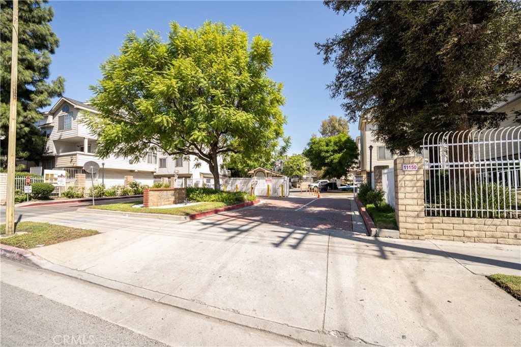 11150 Glenoaks 307 Property Photo 2