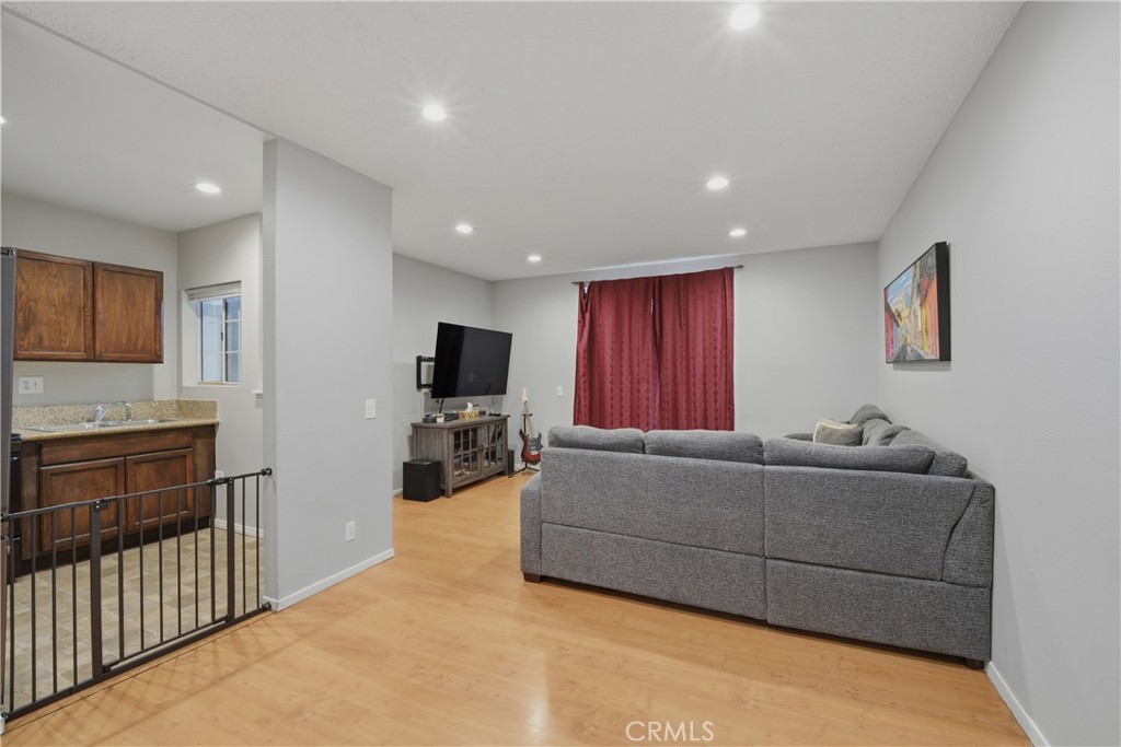 11150 Glenoaks 307 Property Photo 14