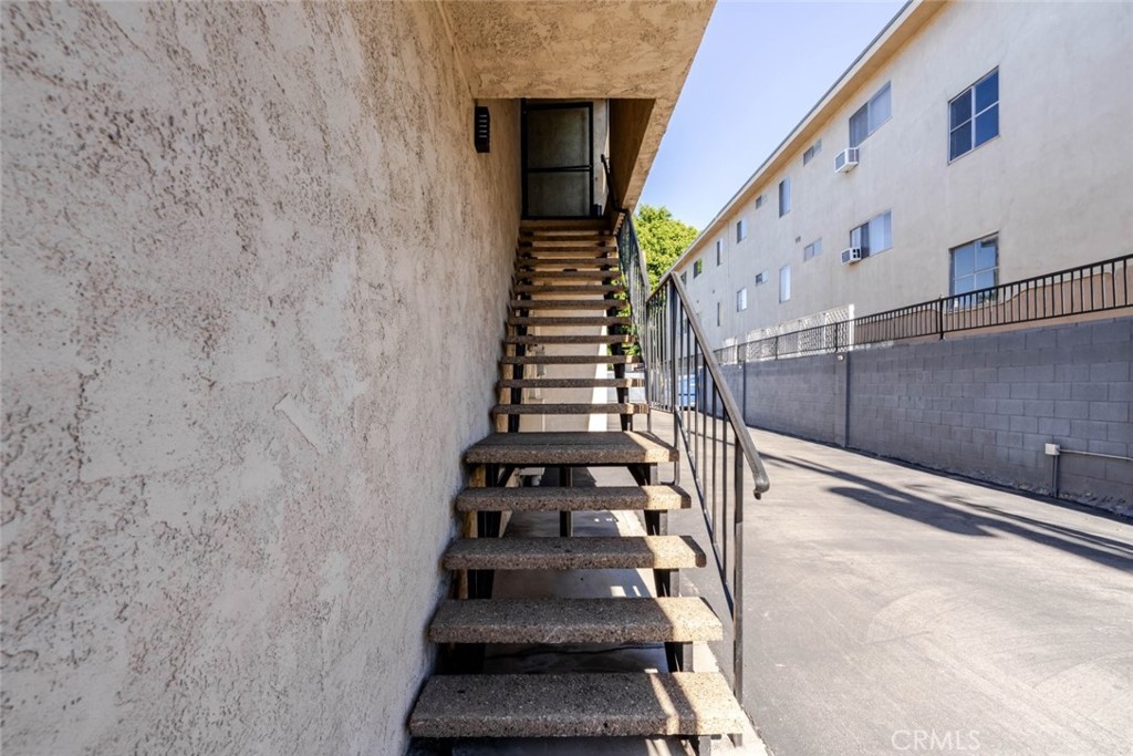 14847 Magnolia Boulevard 201 Property Photo 2