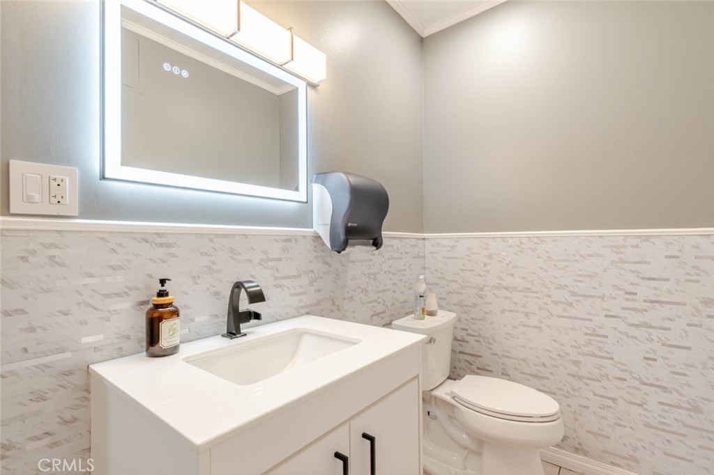14847 Magnolia Boulevard 201 Property Photo 16