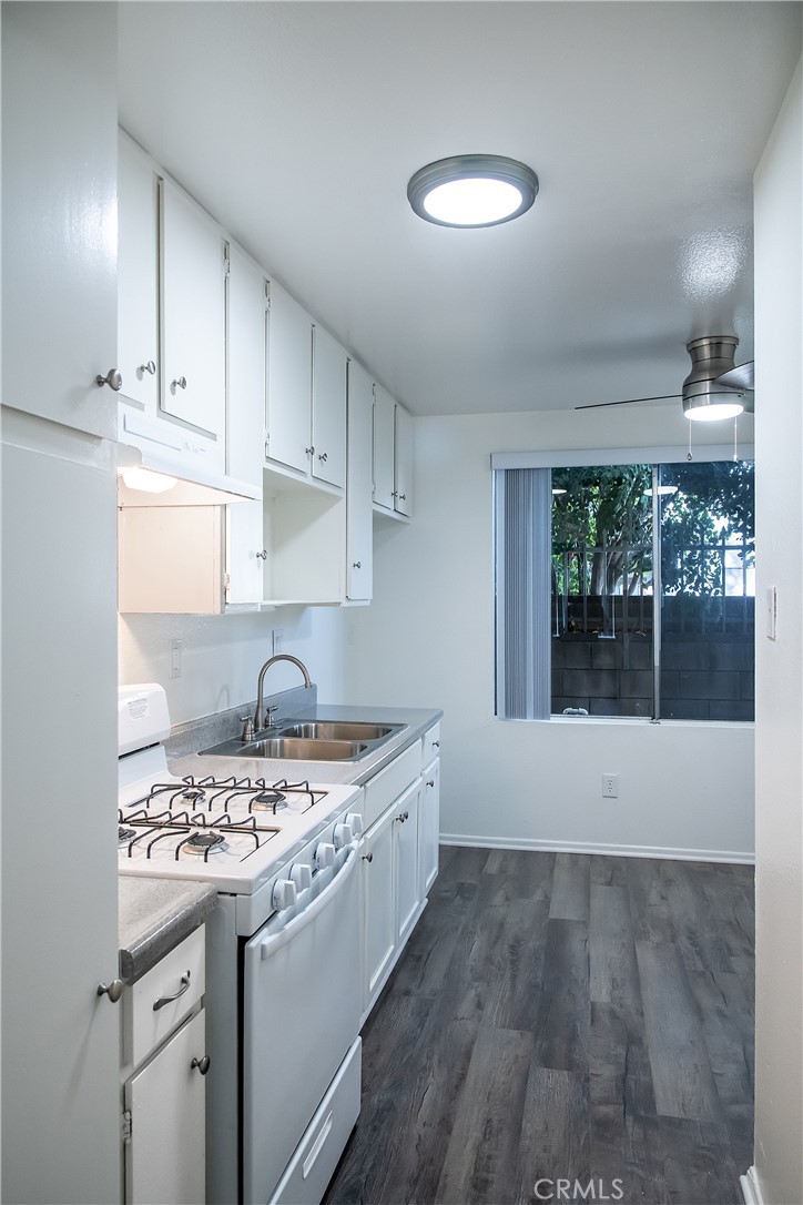 14807 Parthenia Property Photo 16