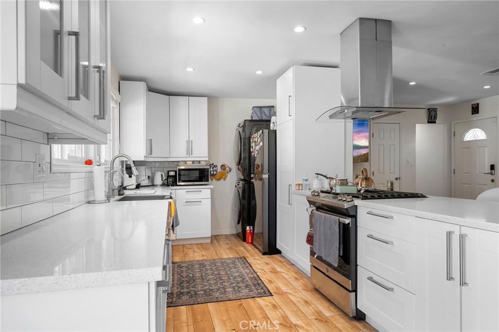 10502 Woodley Avenue Property Photo 12