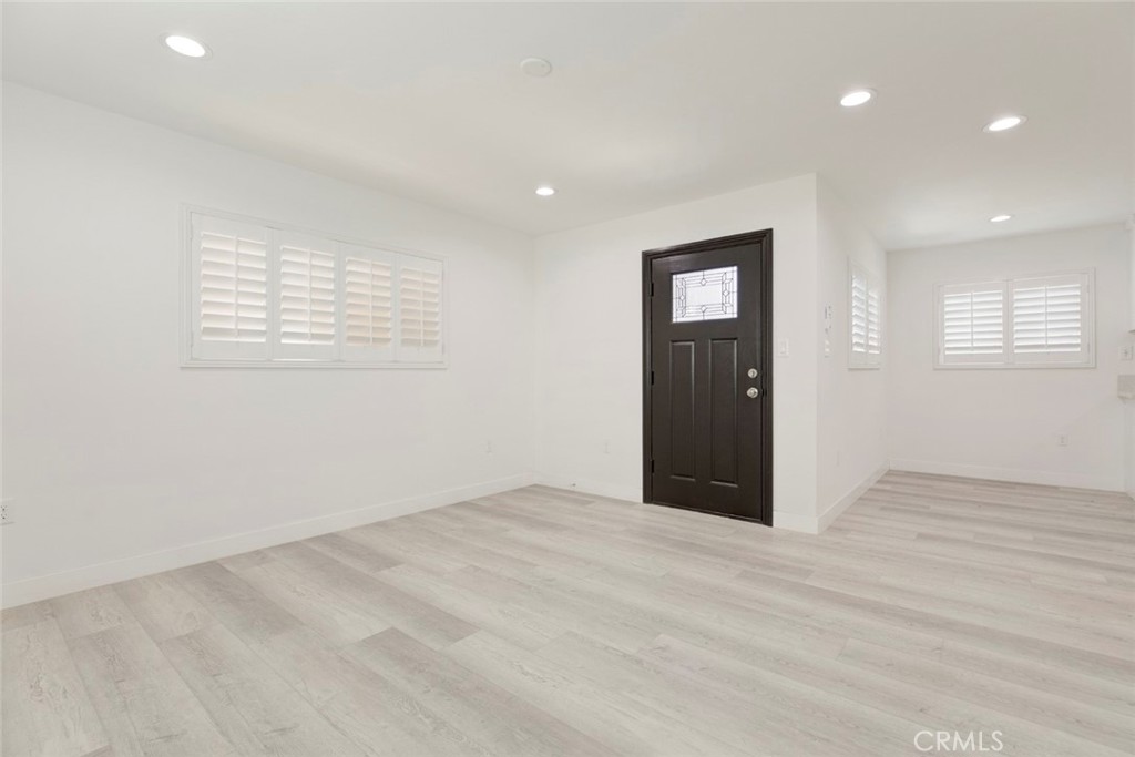 1307 E Acacia Property Photo 3