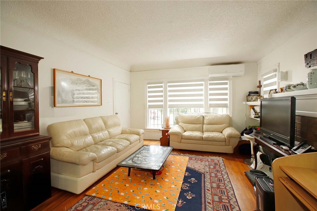 1547 S Wilton Property Photo 4