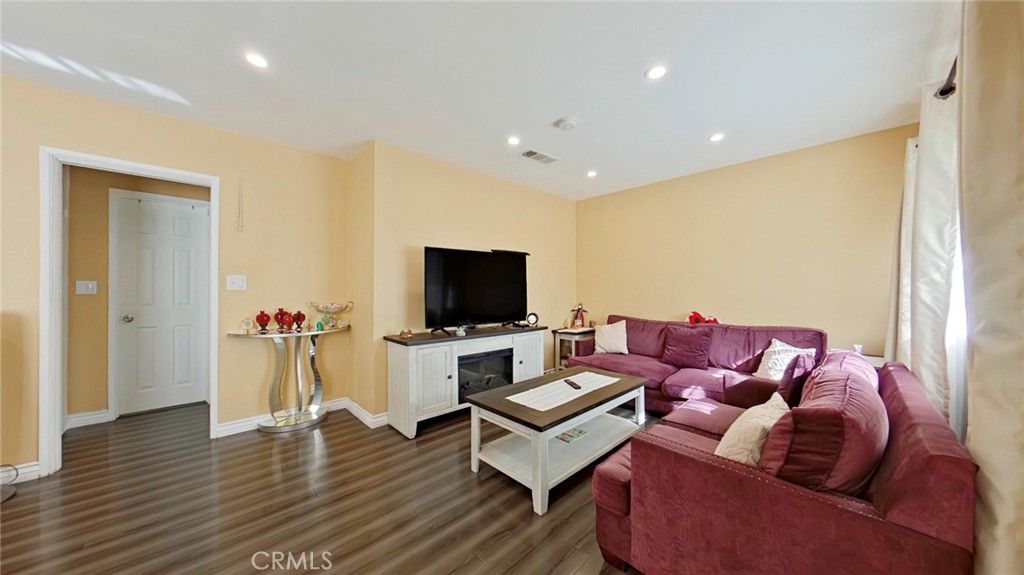 5633 Denny Property Photo 4