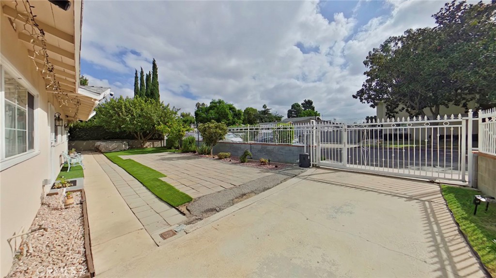 5633 Denny Property Photo 7