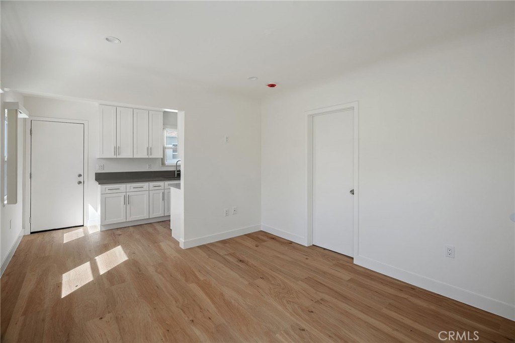 417 B Irving Avenue Property Photo 5