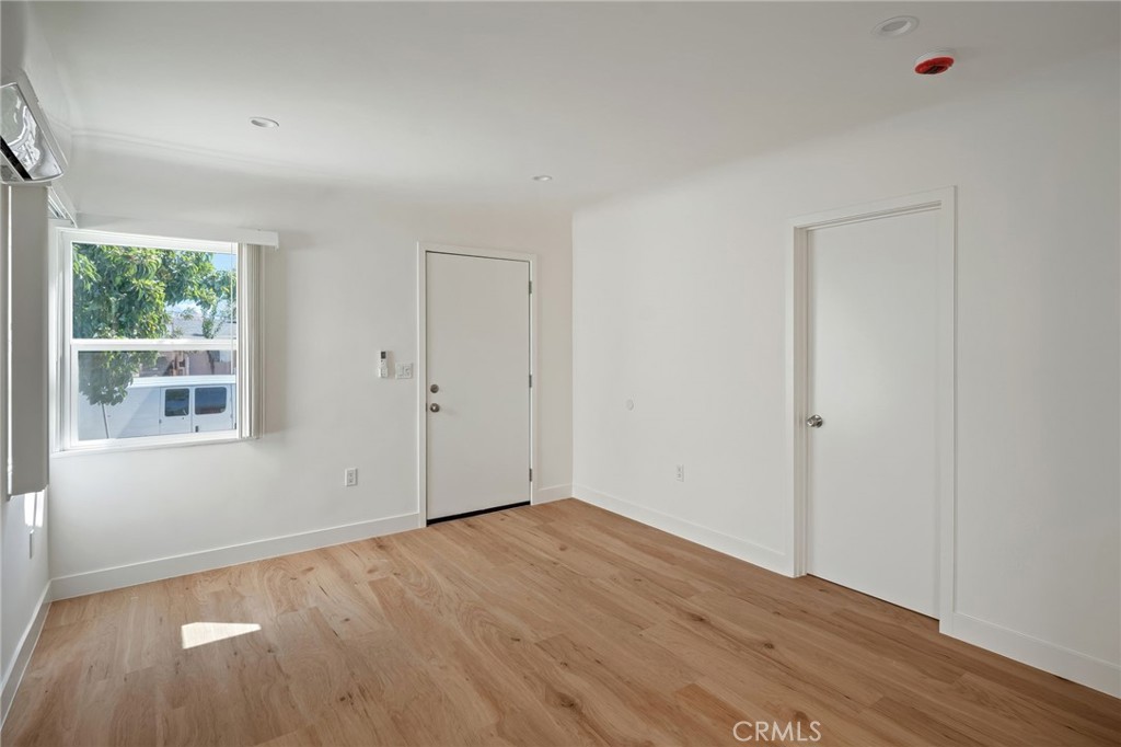 417 B Irving Avenue Property Photo 6