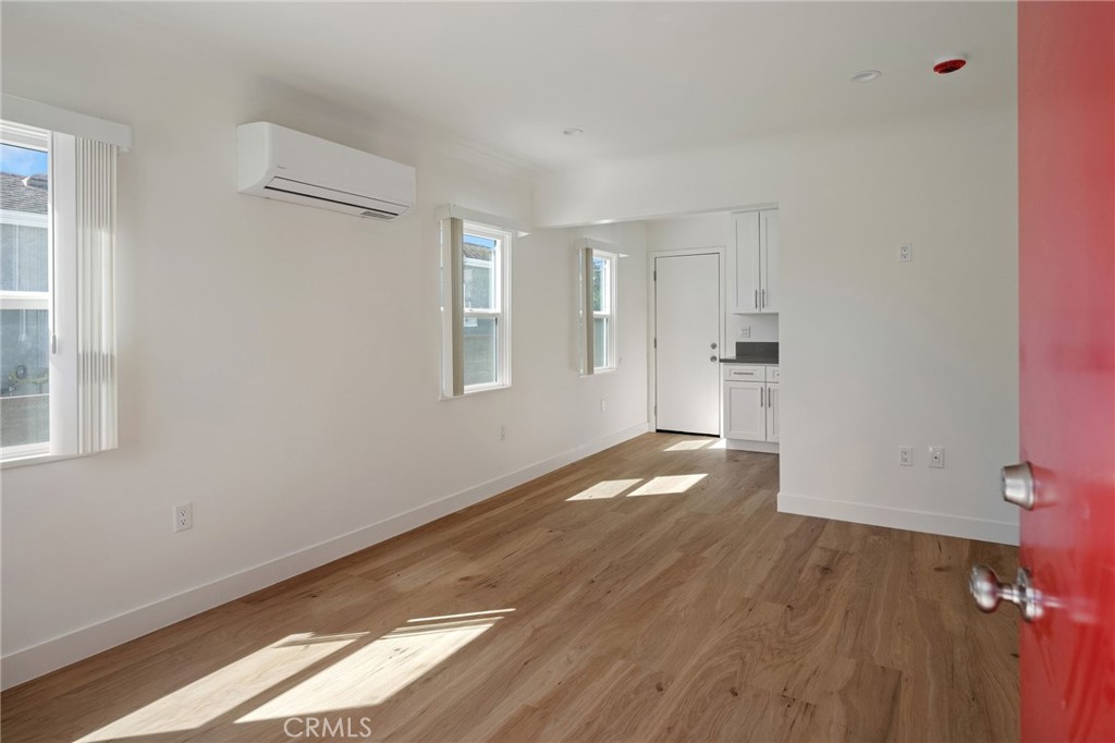 417 B Irving Avenue Property Photo 7