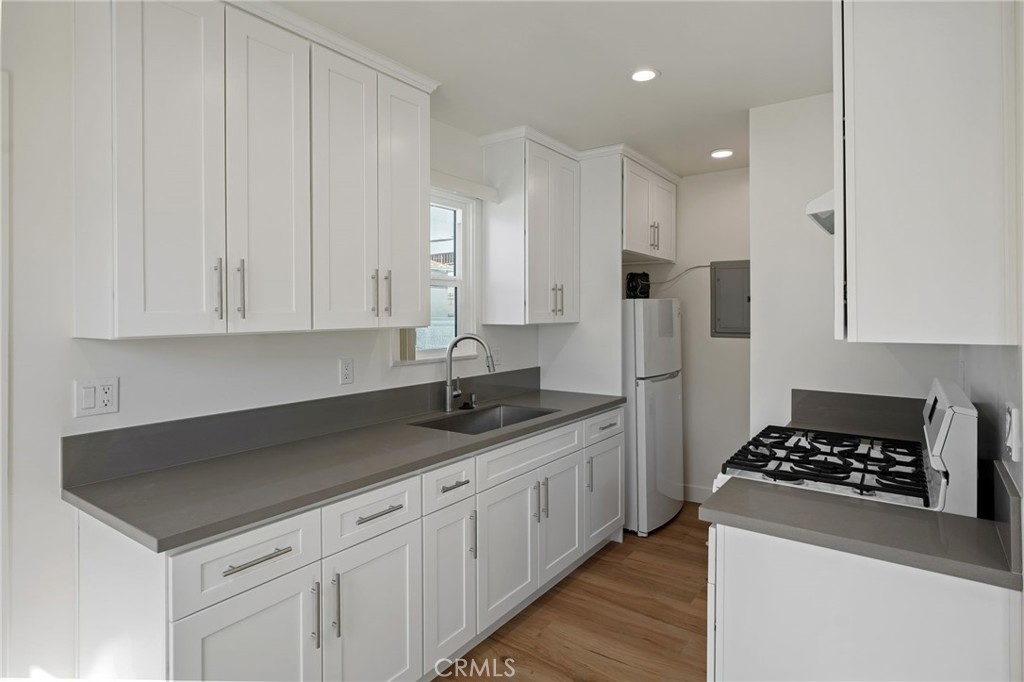 417 B Irving Avenue Property Photo 8