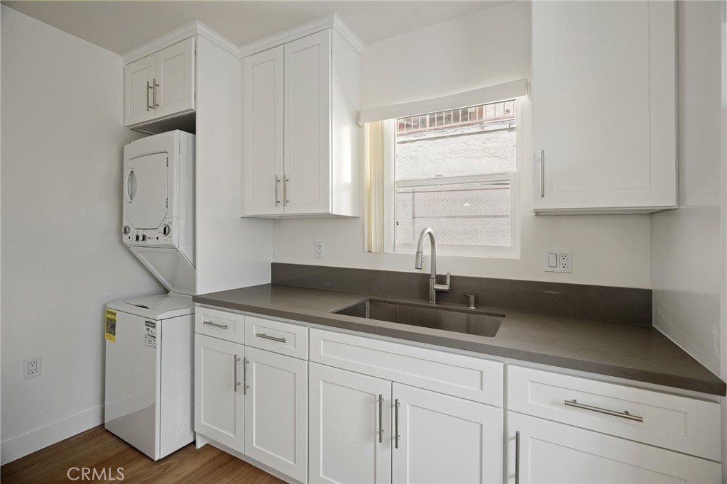 417 B Irving Avenue Property Photo 9