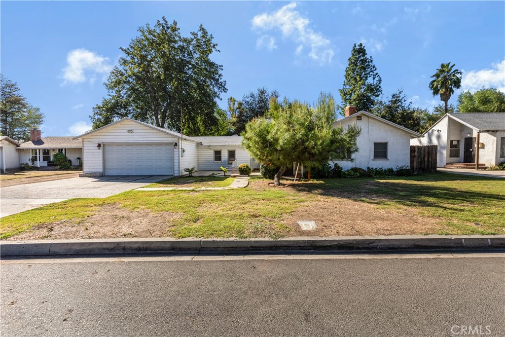 18218 Strathern Property Photo 8