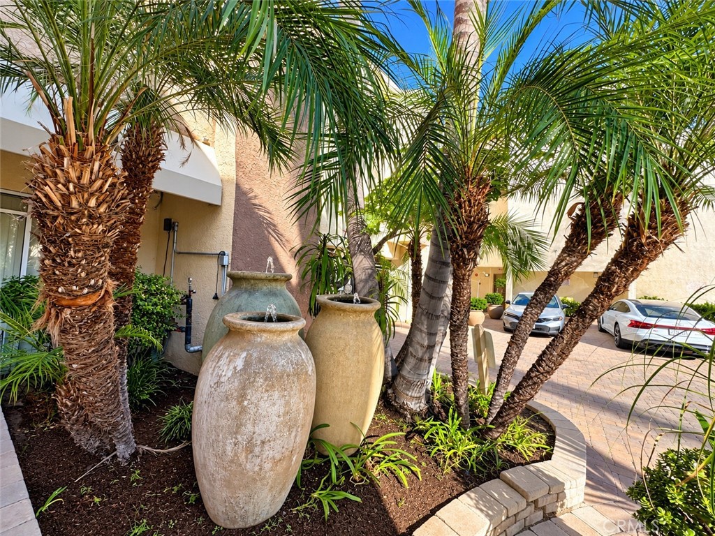 5325 Newcastle Avenue 101 Property Photo 16