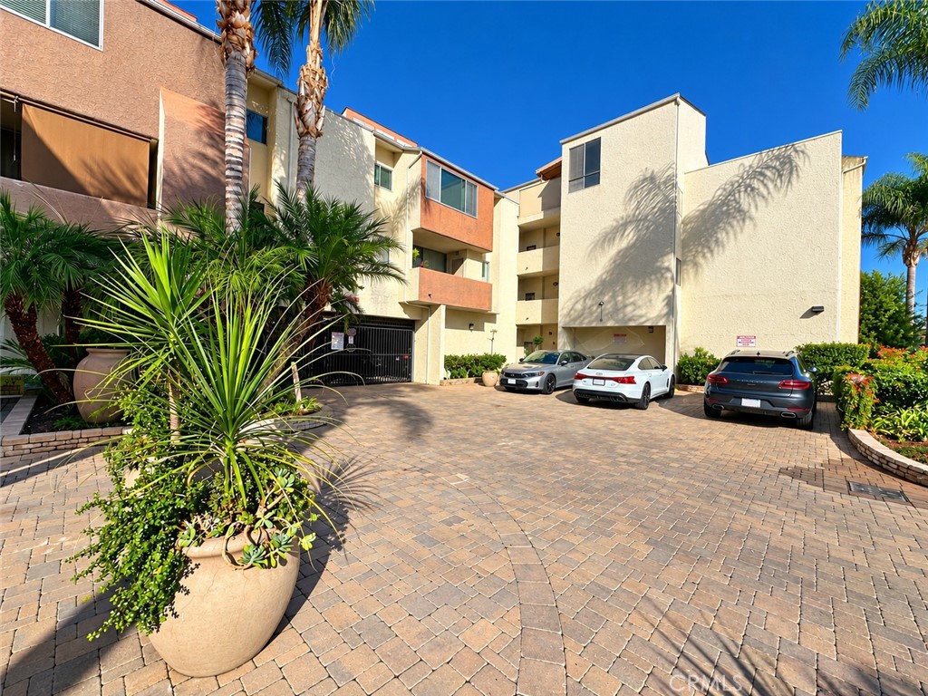 5325 Newcastle Avenue 101 Property Photo 17