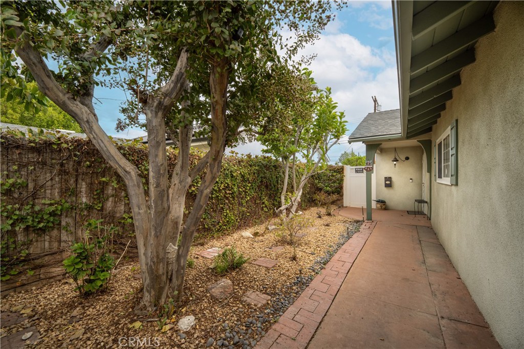 10406 Gerald Avenue Property Photo 4