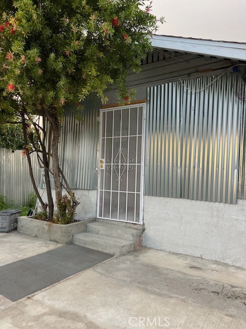 1208 W Victoria Street Property Photo 4