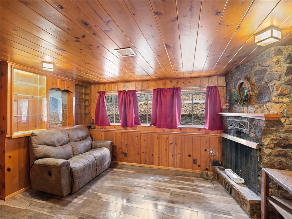 22835 Waters Drive Property Photo 9