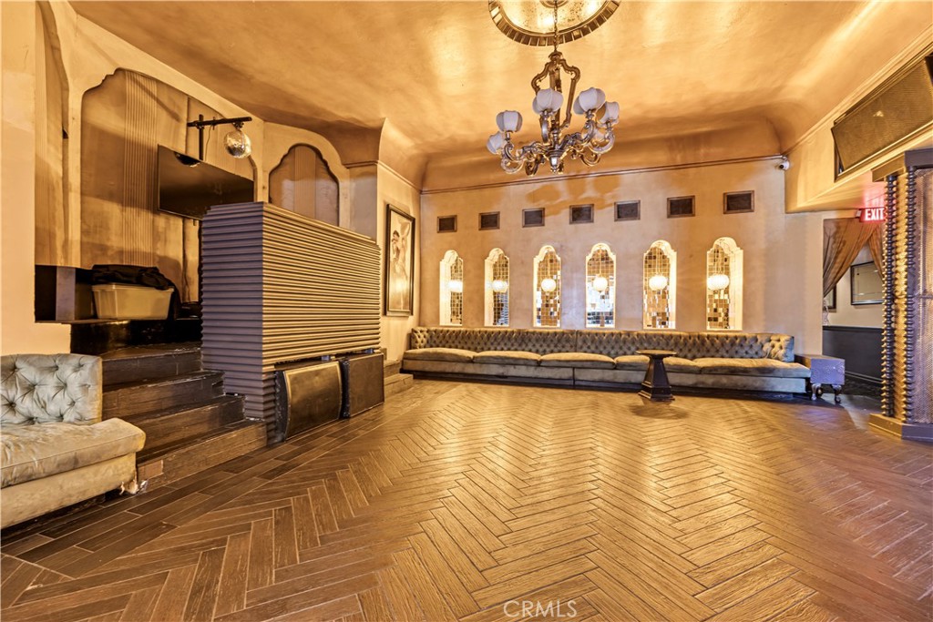 1735 Vine Street Property Photo 4