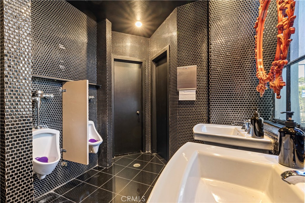 1735 Vine Street Property Photo 9