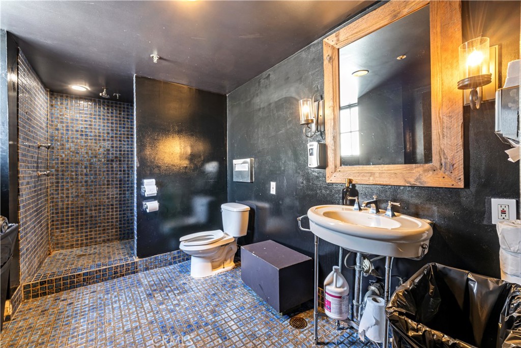 1735 Vine Street Property Photo 27