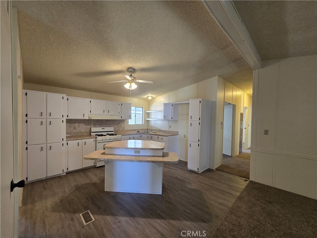 9161 Santa Fe Avenue E 14 Property Photo 10