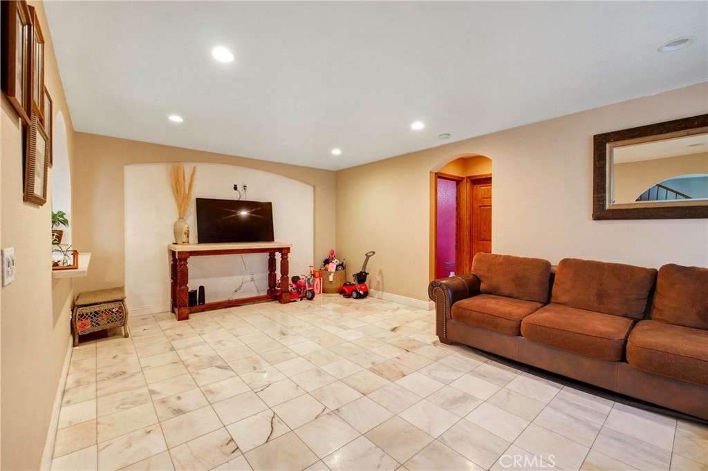15224 Mariposa Avenue Property Photo 8