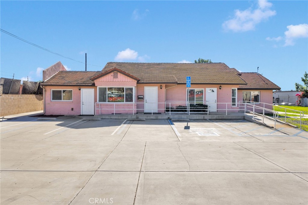 943 W Holt Boulevard Property Photo 2