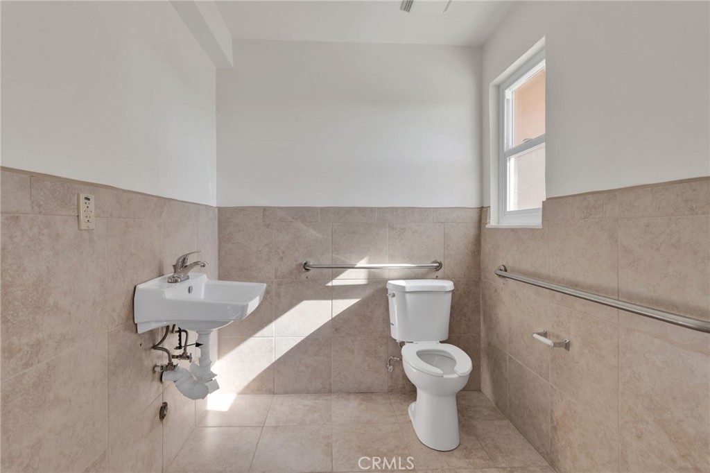 943 W Holt Boulevard Property Photo 12