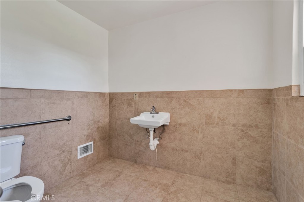 943 W Holt Boulevard Property Photo 16