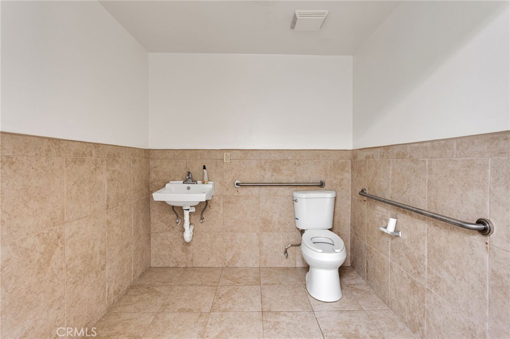 943 W Holt Boulevard Property Photo 28