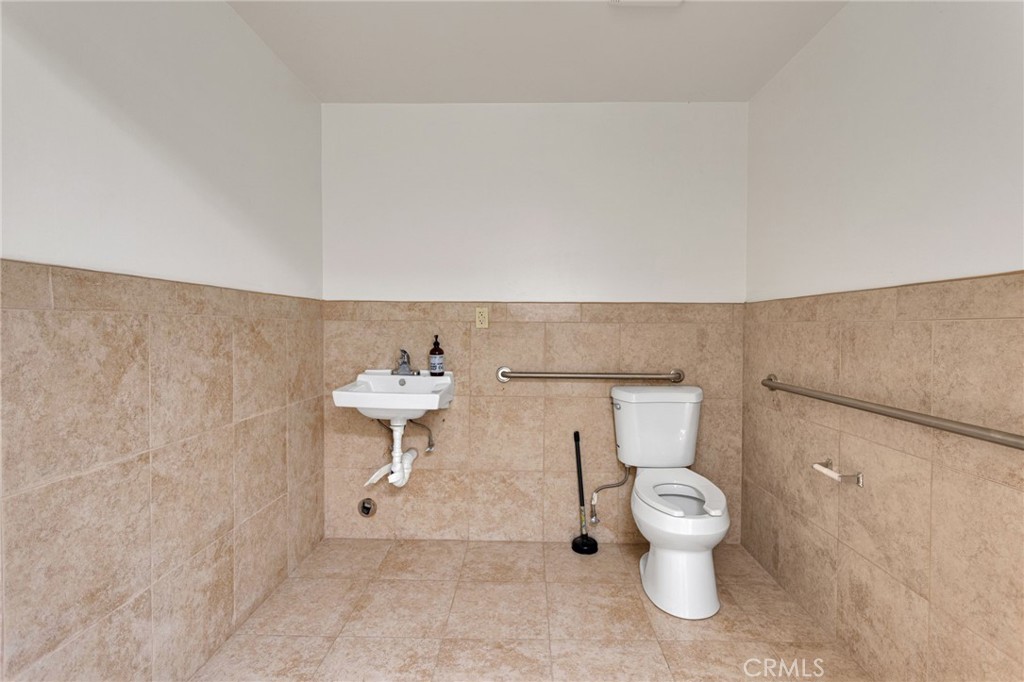 943 W Holt Boulevard Property Photo 29