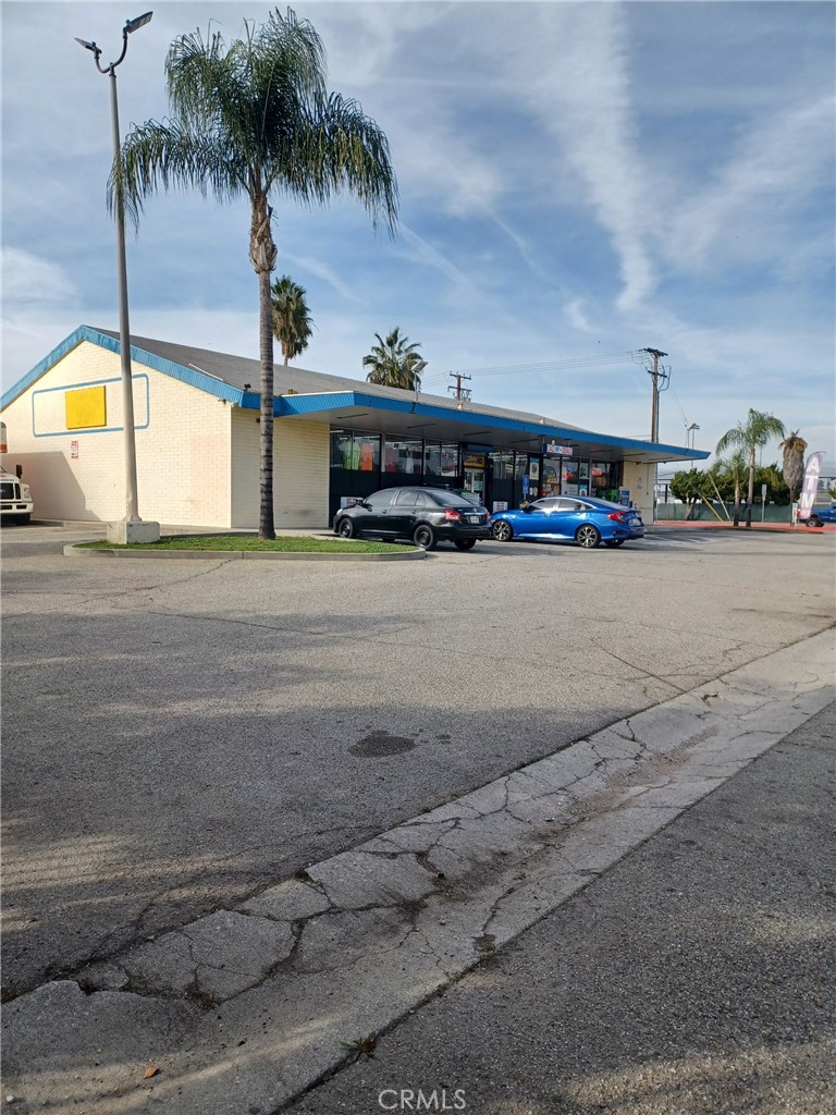 1905 S Garey Property Photo 3