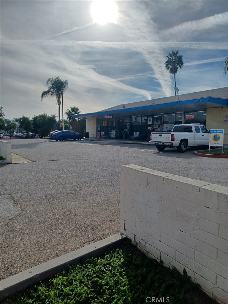 1905 S Garey Property Photo 4