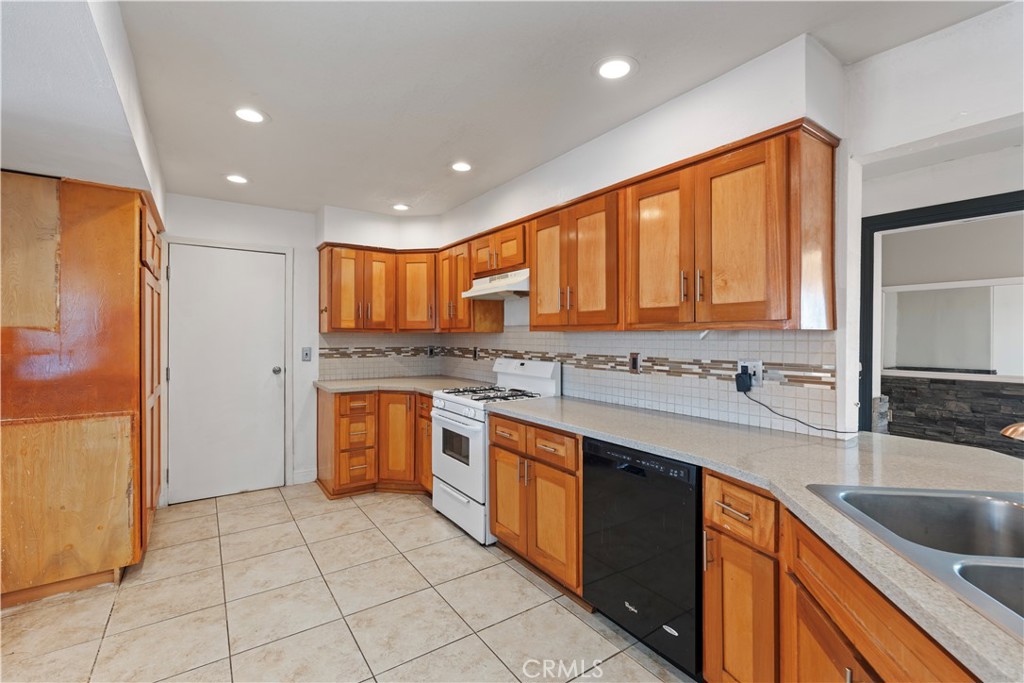 23859 South Road Property Photo 8