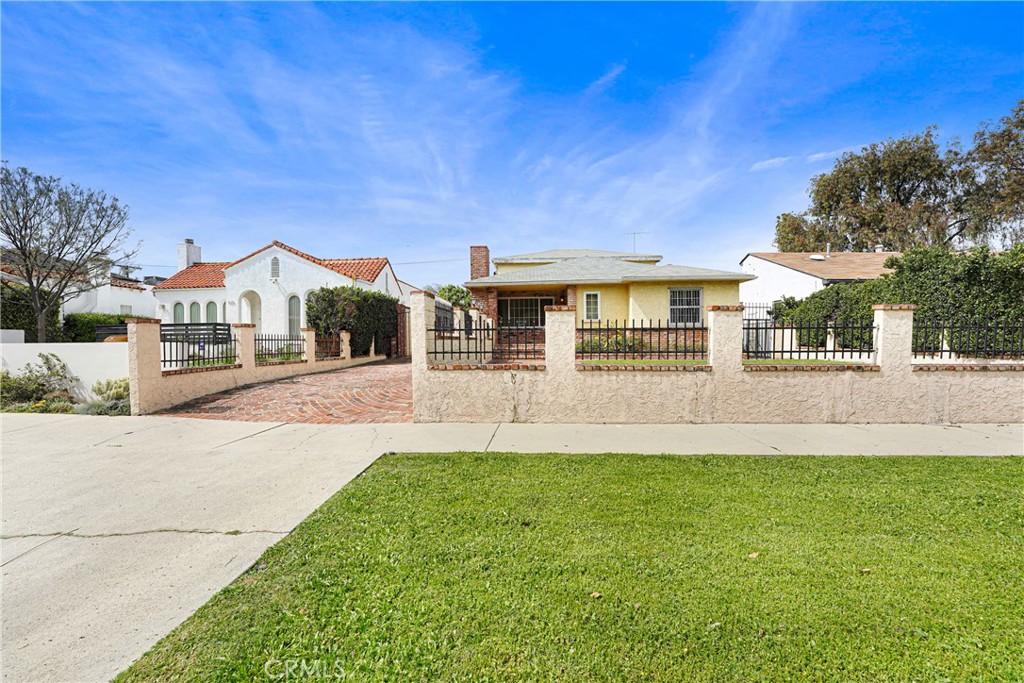 1009 S Rimpau Property Photo 1