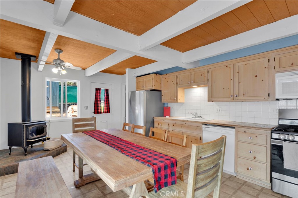 150 Los Angeles Property Photo 3