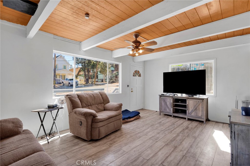150 Los Angeles Property Photo 7
