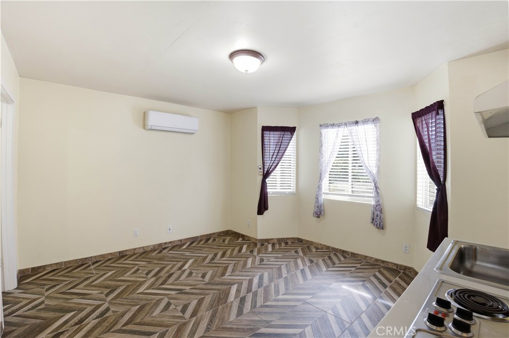 1581 Chanticleer B Property Photo 3