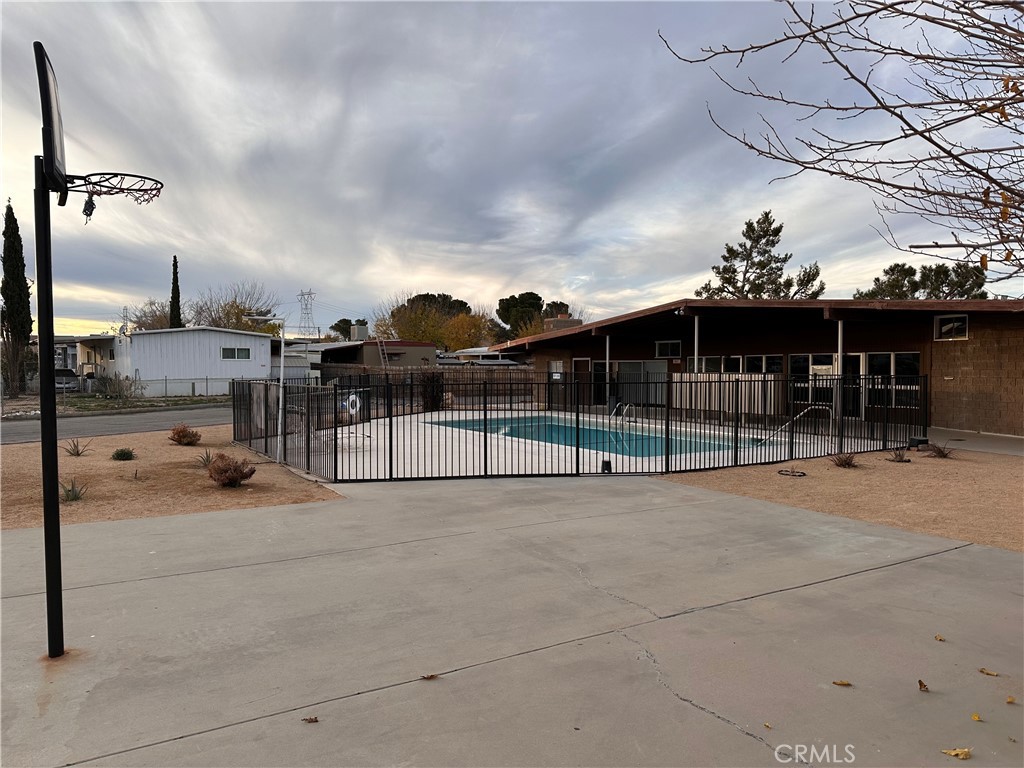 9426 Tamarisk Avenue 81 Property Photo 11