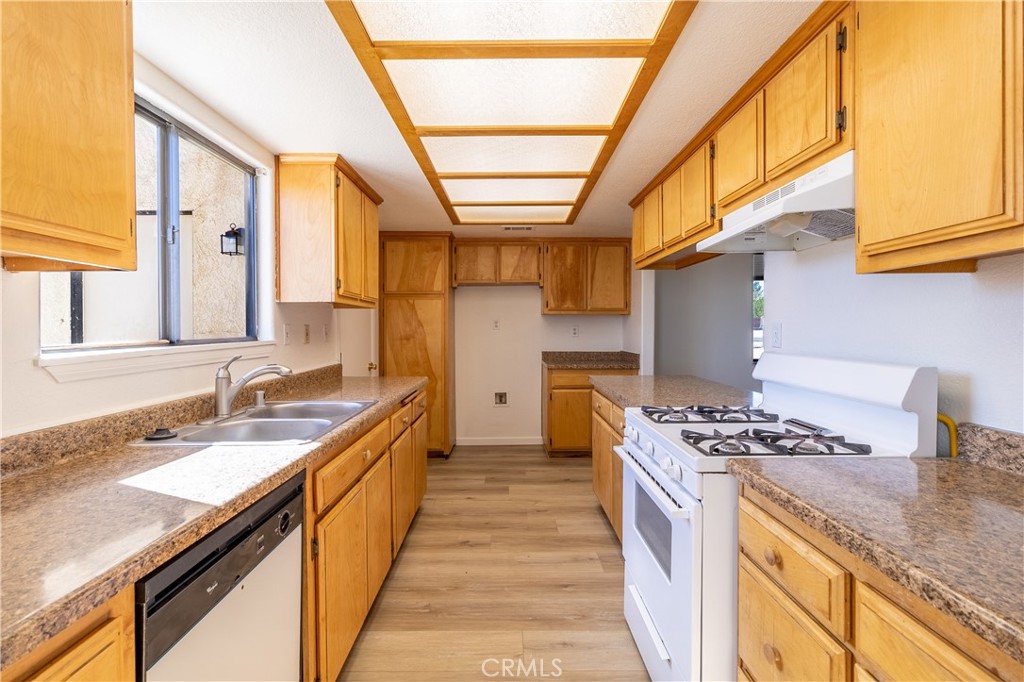 19014 Vine Property Photo 5