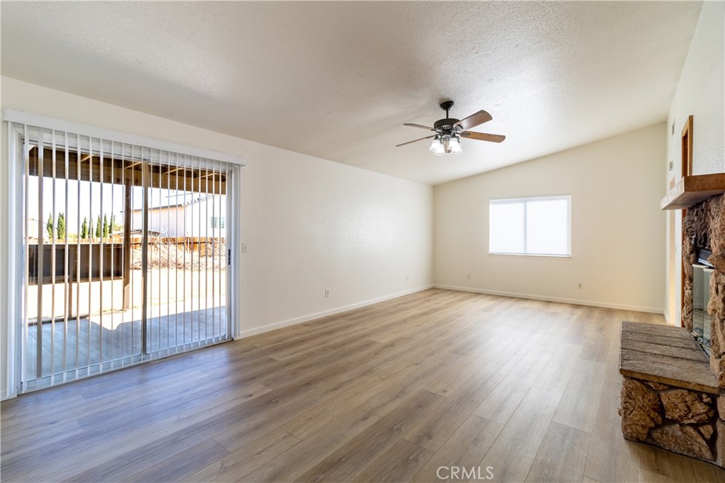 19014 Vine Property Photo 6