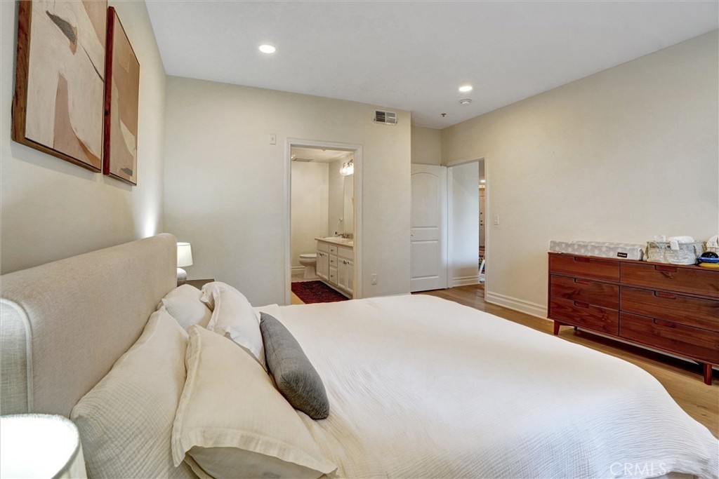 13935 Burbank Boulevard 105 Property Photo 27