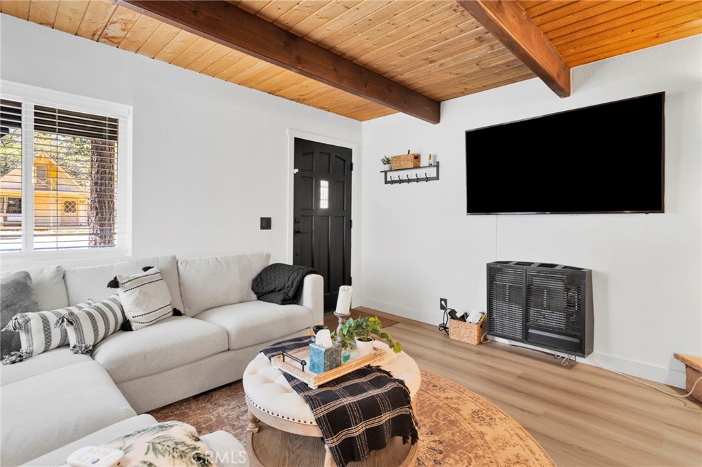 279 Los Angeles Property Photo 6