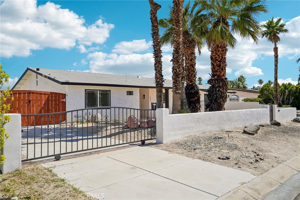 2804 E Valencia Property Photo 3