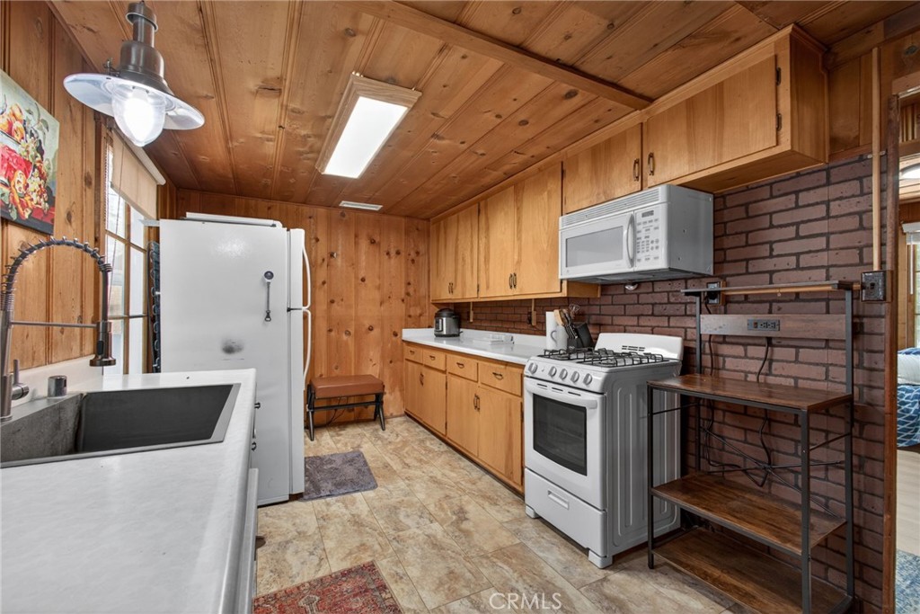 1674 Twin Lakes Property Photo 11
