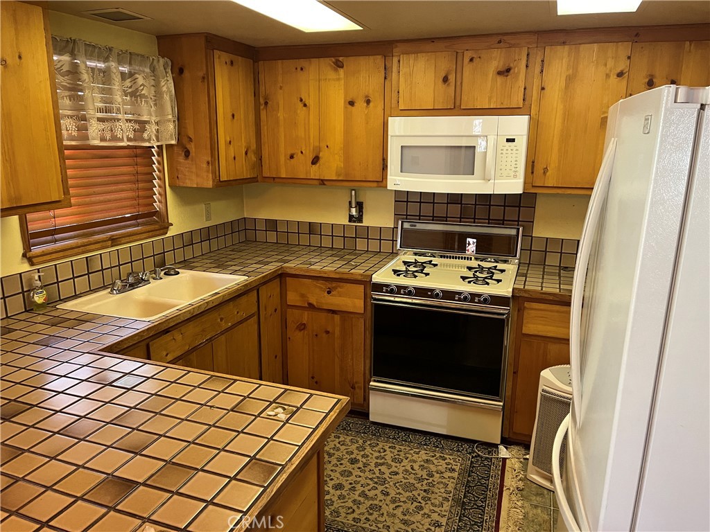 1366 Laura Property Photo 7